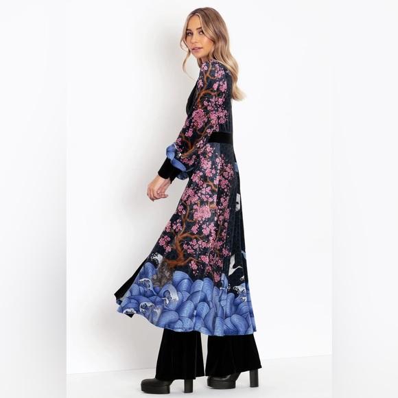 BlackMilk Clothing Flight of Tsuru Velvet Maxi Jacket - Limited Size Medium - Picture 4 of 9